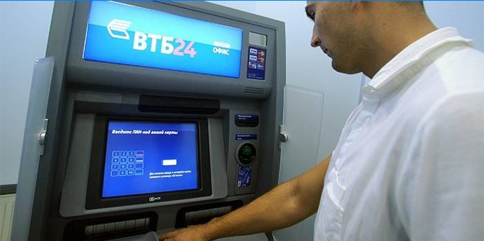 Un hombre en el cajero automático del banco VTB24