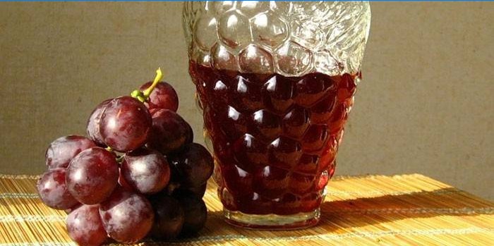 Botella de braga y uvas