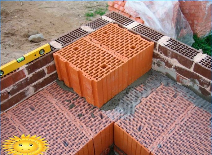 Casa hecha de bloque de cerámica porosa o cerámica caliente