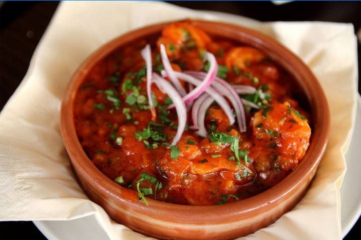 Chakhokhbili de pollo en un plato