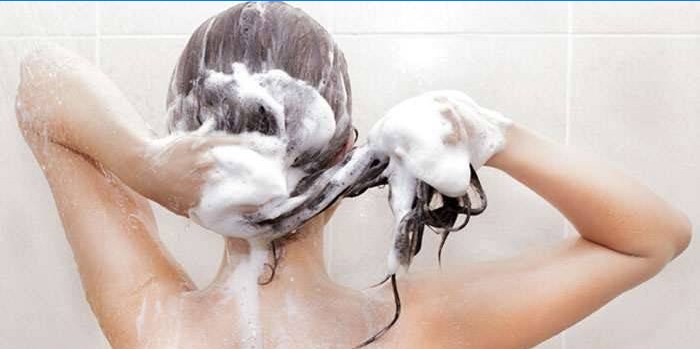 Mujer lava el cabello