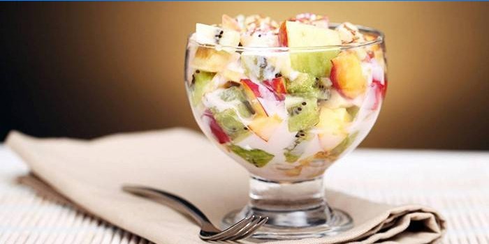 Ensalada de frutas con yogurt en un vaso