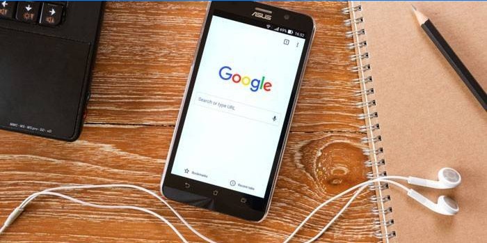 Smartphone Asus con navegador Google