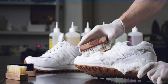 Lavar los zapatos con un cepillo con jabón.