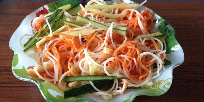 Ensalada coreana de zanahoria, pepino fresco y funchose