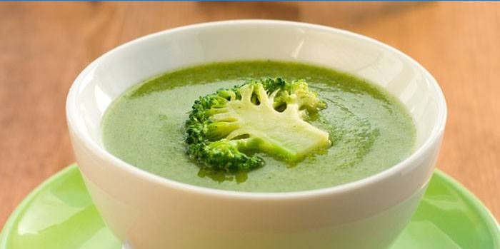 Sopa de crema de brócoli en un plato
