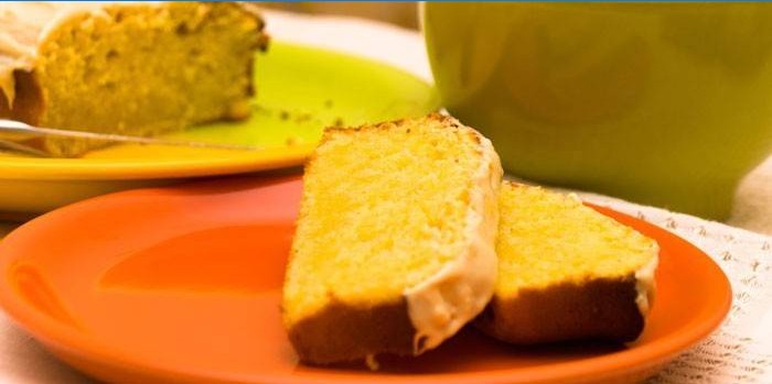 Dos rebanadas de tarta de limón con glaseado en un plato