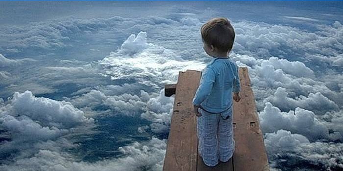 Bebé sobre las nubes
