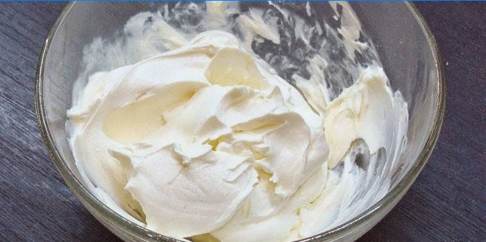 La crema agria da un tinte blanco como la nieve