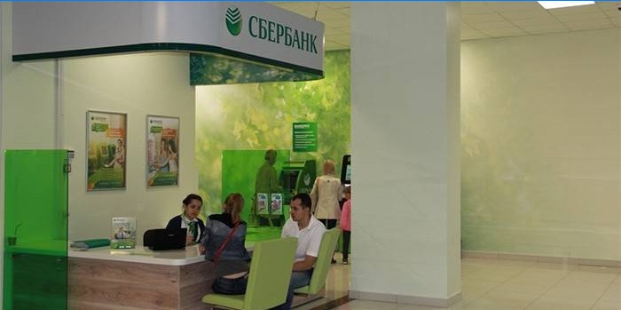 Gente en la sucursal de Sberbank