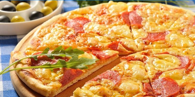 Pizza con piña y salami