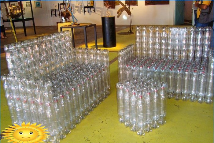 Muebles de botellas de plástico.