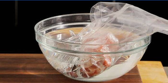 Descongelar carne en un recipiente con agua fría
