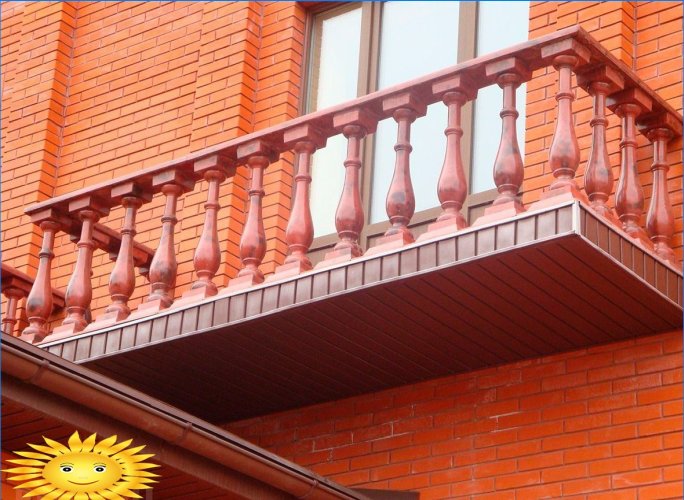 Balcón en una casa privada: pros, contras, ejemplos.