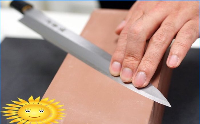 La técnica de afilar un cuchillo en una barra.