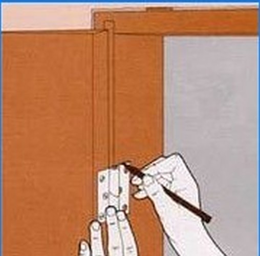 Cómo colgar una puerta y cortar una cerradura