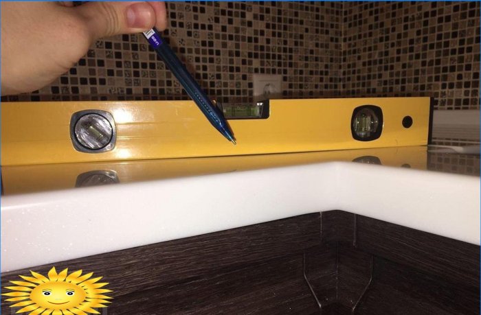 Cómo elegir e instalar un rodapié para la encimera de tu cocina