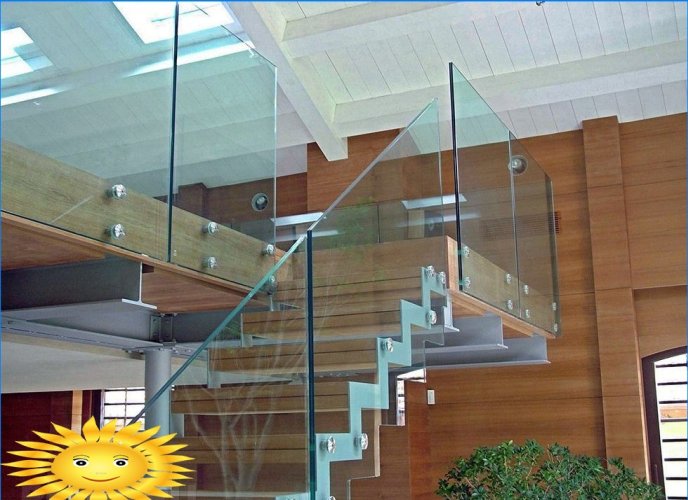 Escaleras de cristal en el interior de la casa.