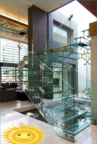Escaleras de cristal en el interior de la casa.