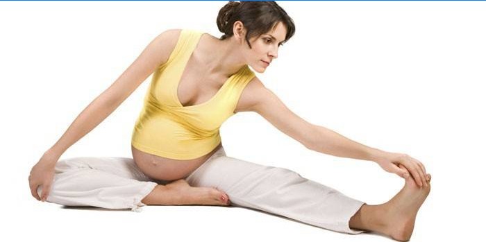 Niña embarazada haciendo ejercicios de estiramiento