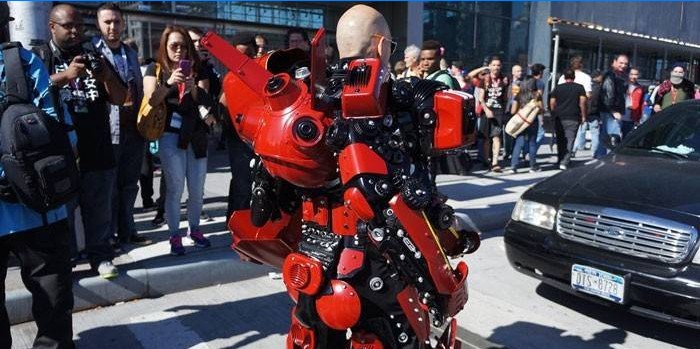 Hombre en un traje de robot.