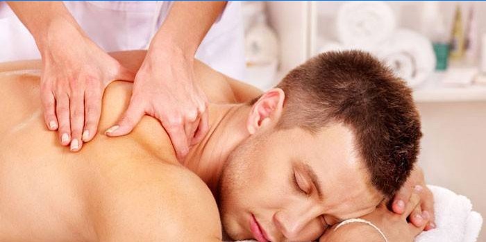 Un hombre haciendo masaje de espalda