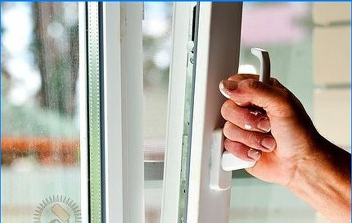 Los herrajes para ventanas son una garantía de uso a largo plazo de las ventanas.