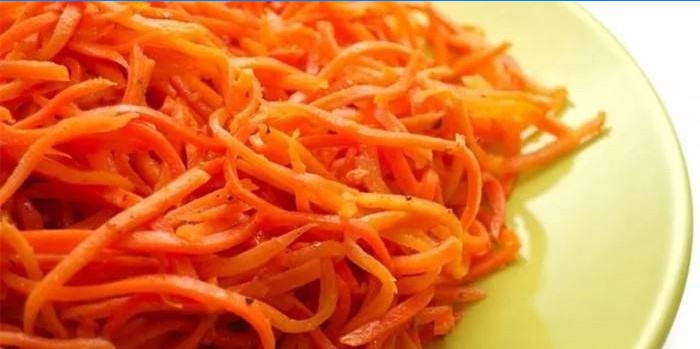 Zanahoria al estilo coreano en un plato