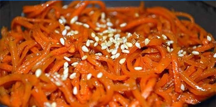 Zanahoria coreana con salsa de soja y semillas de sésamo