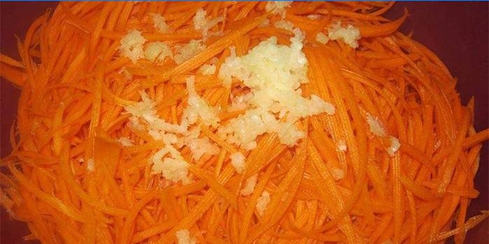 Zanahorias picadas y ajo en un tazón