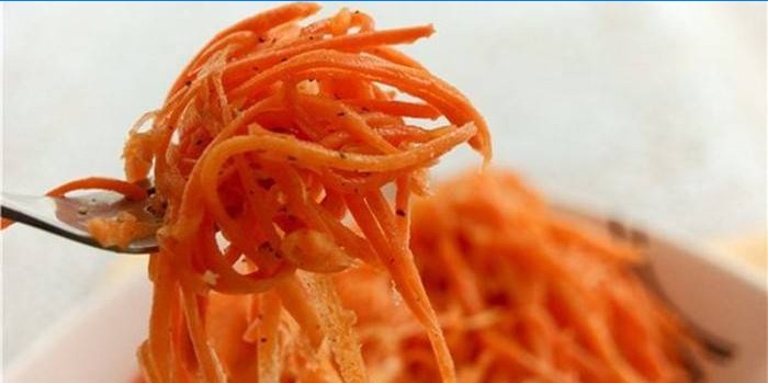 Zanahoria picante coreana en un tenedor