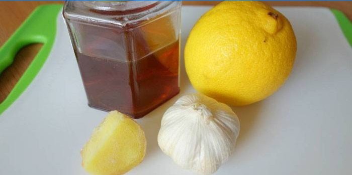 Tintura de miel con ajo y limón.