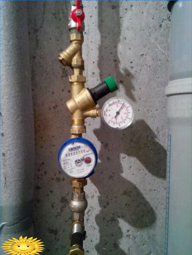 Reductor o regulador de presión de agua en el sistema de suministro de agua.