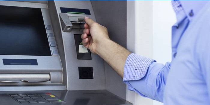 Retirar fondos de una cuenta de Sberbank en un cajero automático de un banco asociado