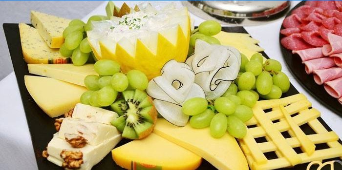 Plato de queso con melón y uvas