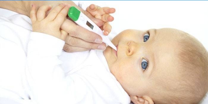 Bebé con un termómetro en la boca.