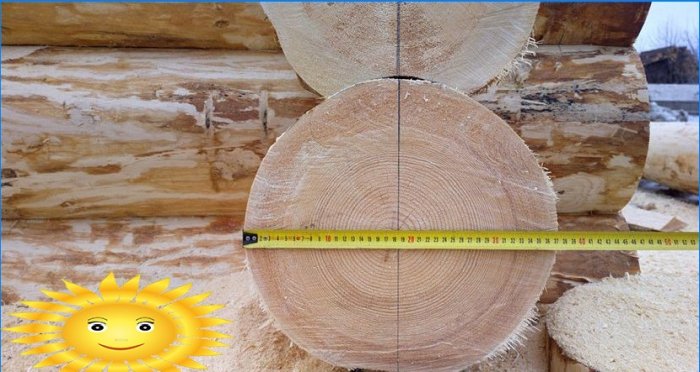 Tronco de tala manual para construir una casa de troncos