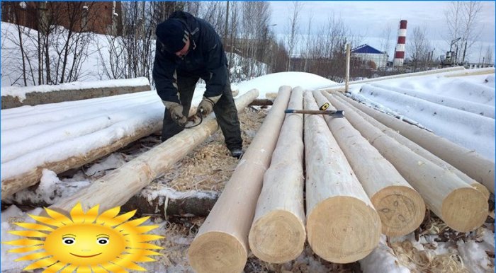 Tronco de tala manual para construir una casa de troncos