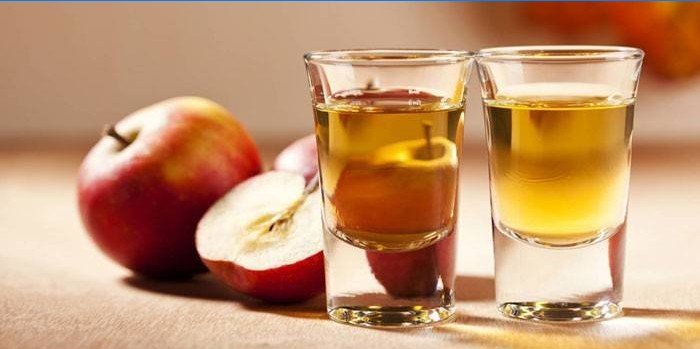 Agua con vinagre de manzana en vasos
