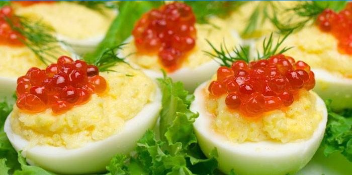 Huevos cocidos con caviar rojo