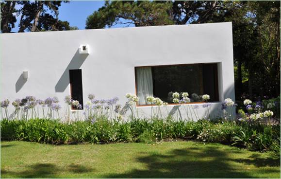 Residencia Casa La Hilaria en Uruguay, rodeada de árboles y flores