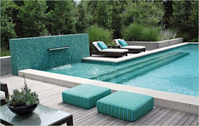 Diseño de patio trasero con piscina en azul