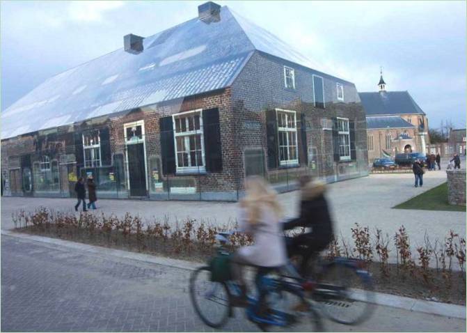 Un edificio en forma de granja de cristal en los Países Bajos