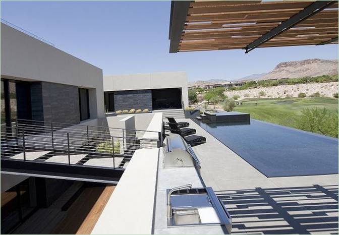 La terraza de la piscina de una encantadora casa de campo en Las Vegas
