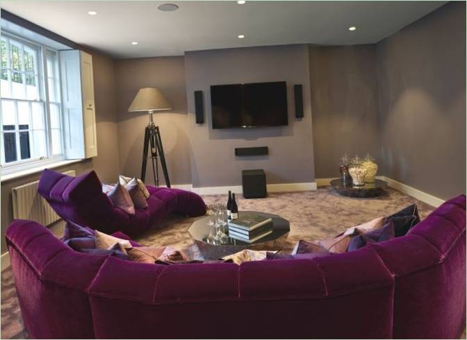 Muebles tapizados de color lila en el salón