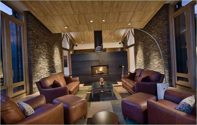 Diseño interior de un salón con chimenea