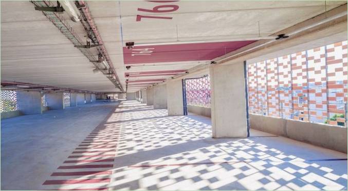 Revestimiento arquitectónico: sombras de tracería en el aparcamiento