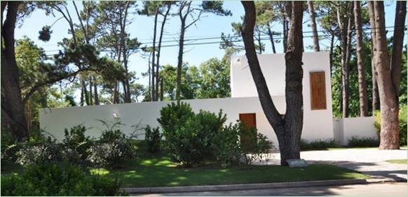 Residencia Casa La Hilaria en Uruguay, rodeada de flores y árboles