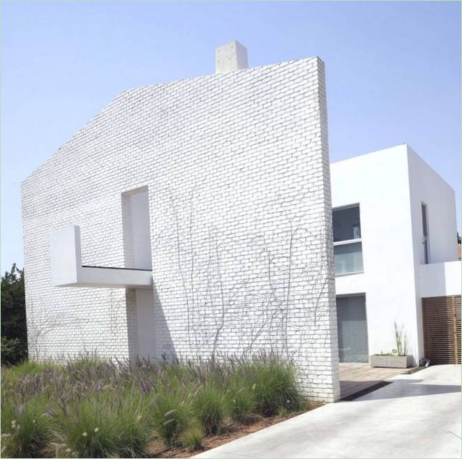 La fachada de la casa privada Even Yehuda