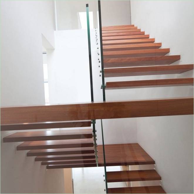 Escalera de madera con cerramiento de cristal